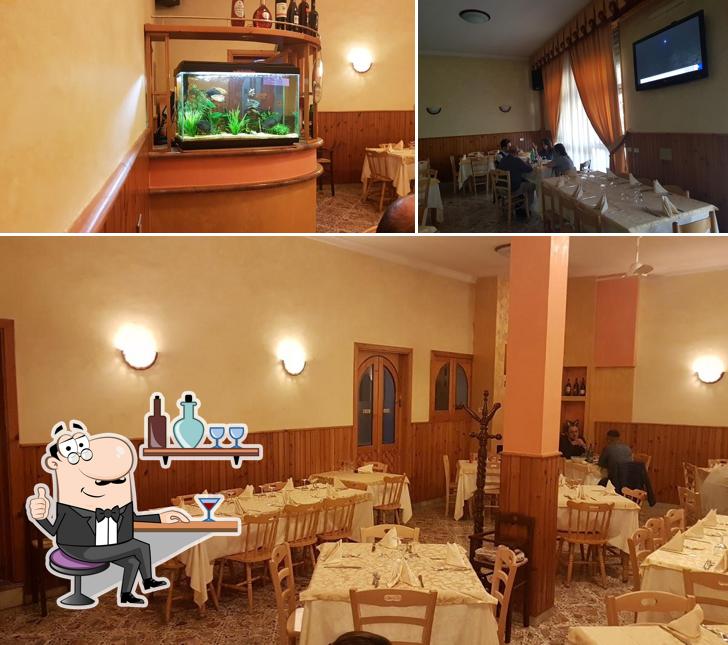 Los interior y comida del restaurante