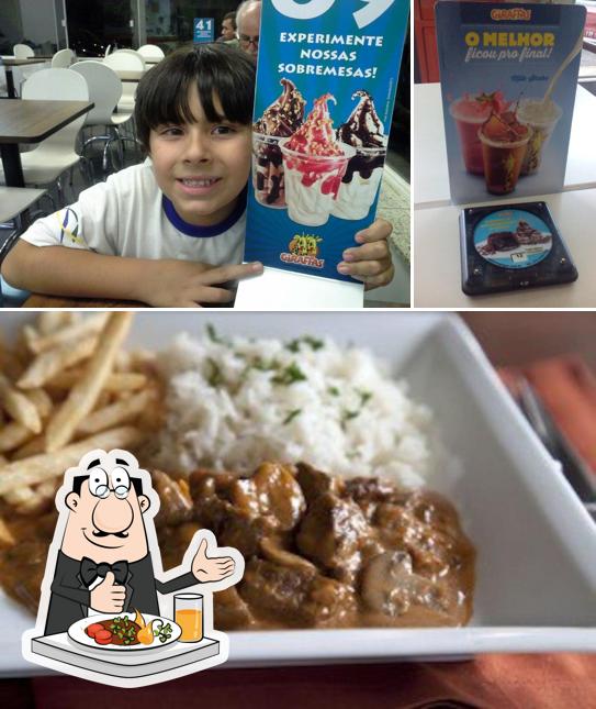 Confira a foto mostrando comida e bebida no Giraffas Setor Hospitalar Sul