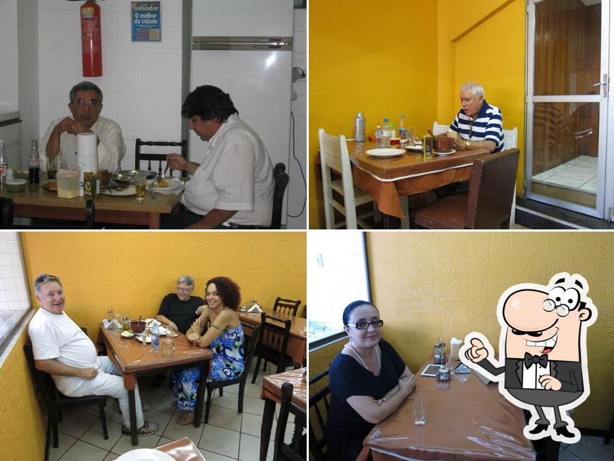 Sente em uma das mesas no Juarez Restaurante