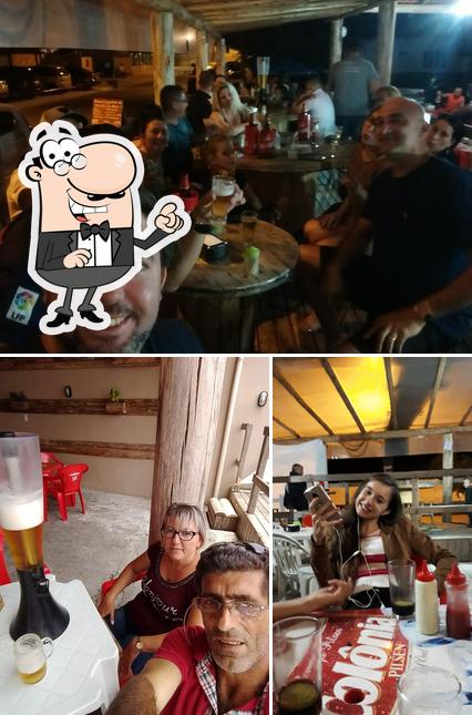 Confira a foto mostrando interior e balcão de bar no Petisqueira do Binho