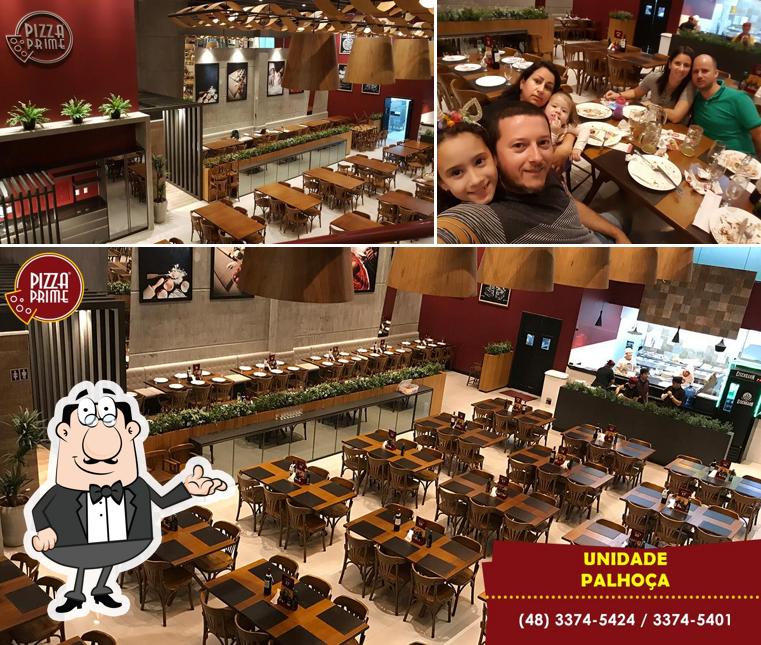Sente em uma das mesas no Diviníssima Pizza