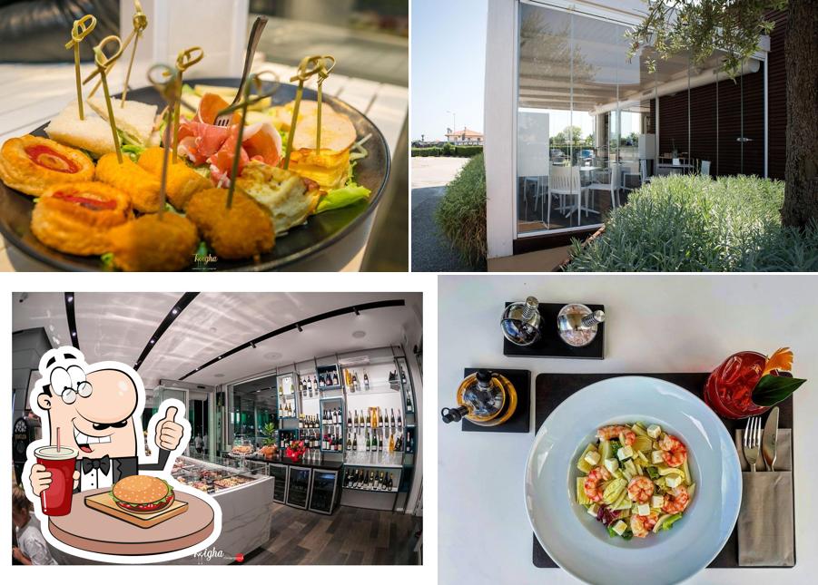 Ordina un hamburger a Twigha Café