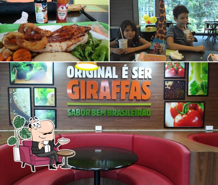 Entre diferentes coisas, interior e comida podem ser encontrados no Giraffas