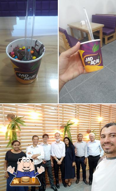 A imagem da comida e interior no Jad do Açaí