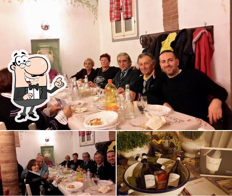 Questa è la foto che mostra la interni e vino di Osteria Al Saloon