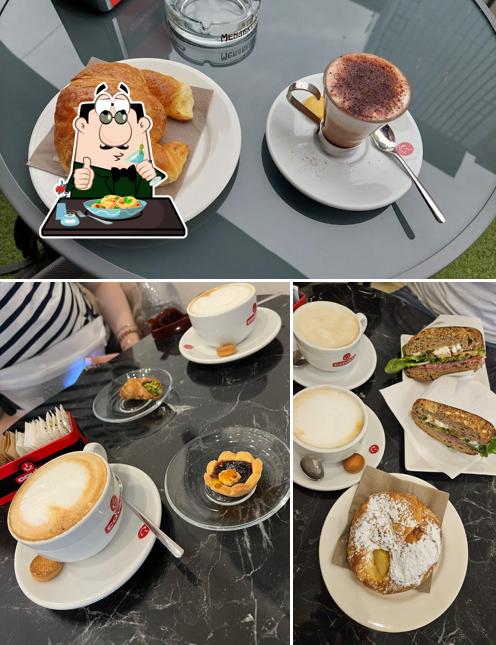 Tra le varie cose da COFFEE AND LUNCH si possono trovare la cibo e interni