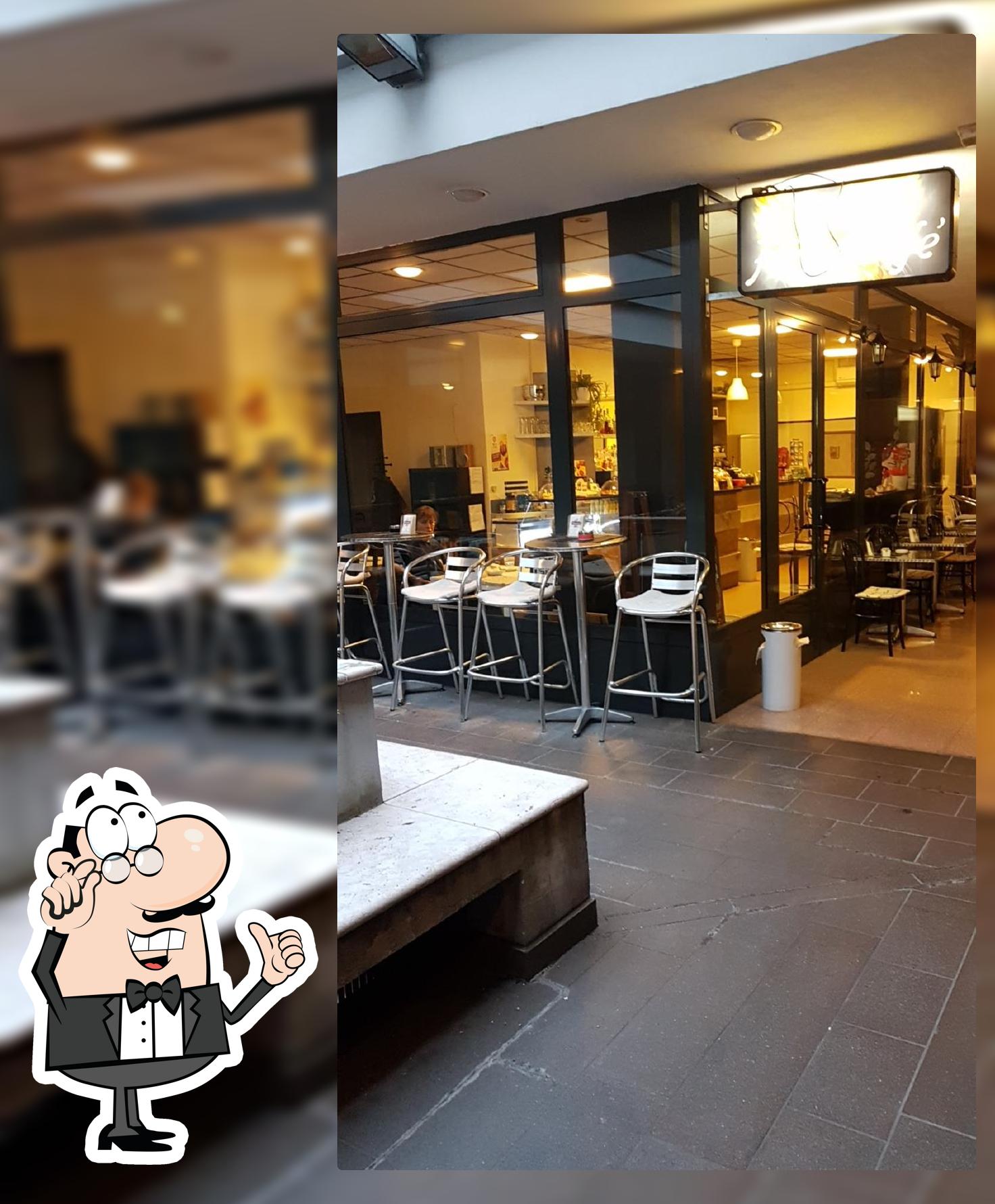 Siediti a un tavolo di Fenix Cafè
