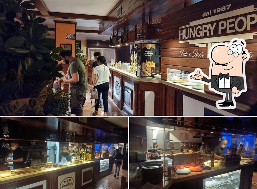 Siediti a un tavolo di Hungry people