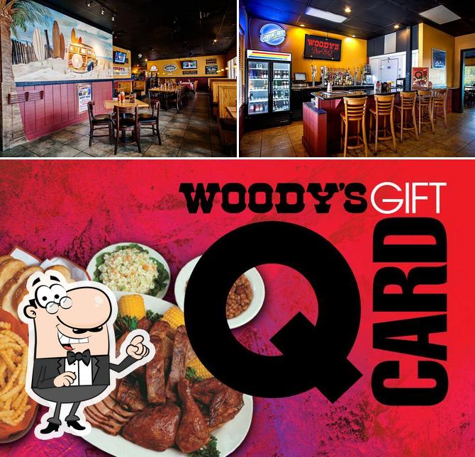 Изображение, на котором видны внутреннее оформление и мясные блюда в Woody's Bar B Q
