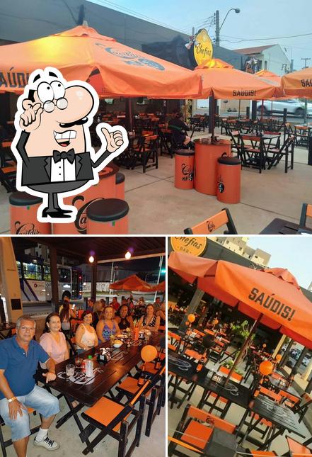 O interior do Chefias Bar