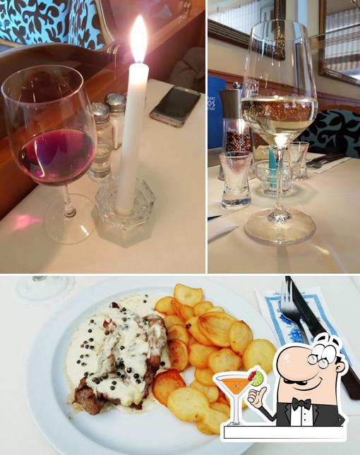 В Restaurant Naxos есть напитки, еда и многое другое