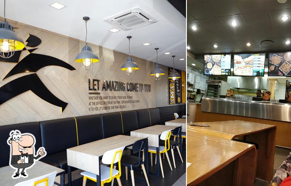 El interior de Debonairs Pizza