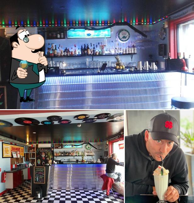 Mandy's Diner se distingue por su barra de bar y bebida