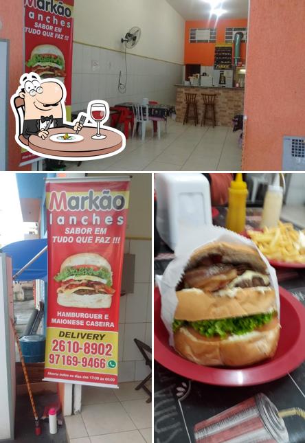 O markao lanches se destaca pelo comida e interior