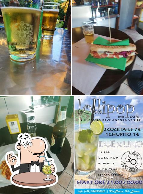 Questa è la foto che presenta la bevanda e tavolo da pranzo di Lollipop Bar Caffè....con giardino