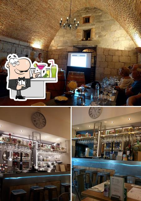 Regarder la photo de Vinopolis Gastrobar