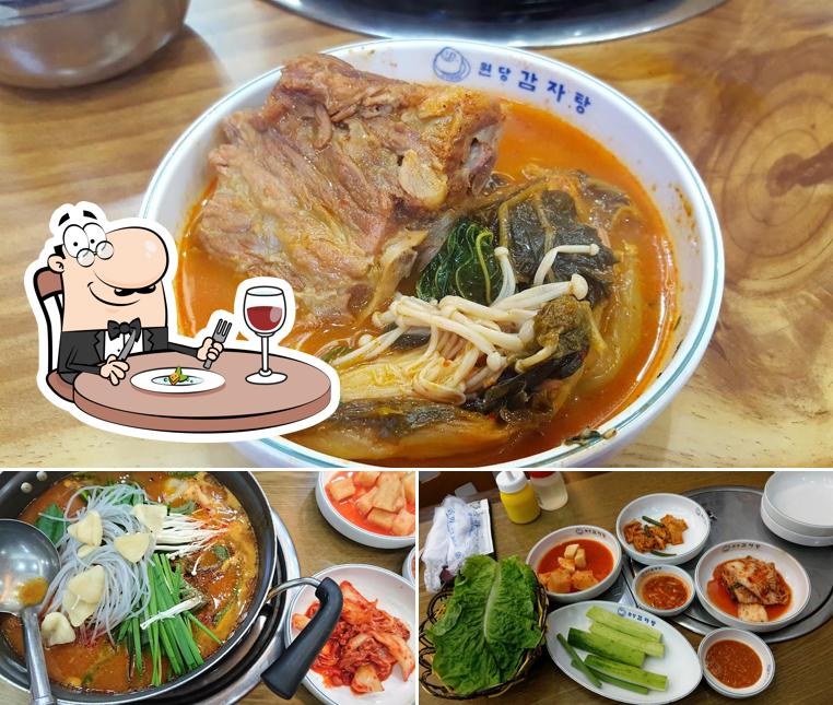 Platos en Wondang Gamja-tang(pork back-bone stew)