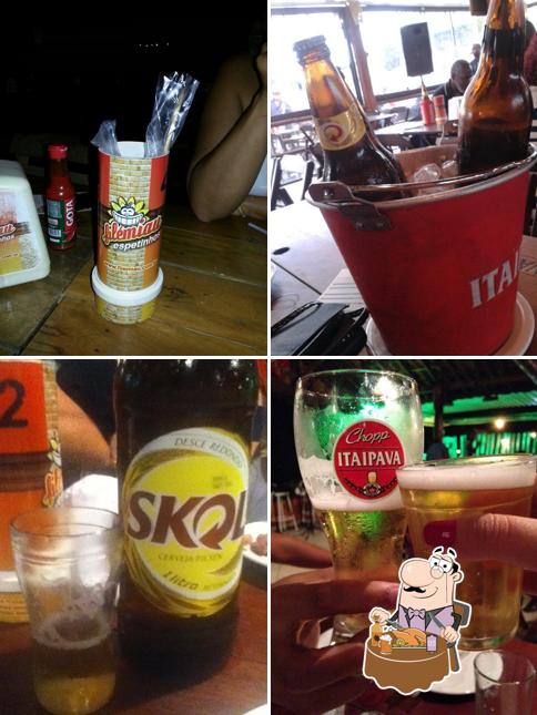 Desfute um copo de cerveja leve ou escura