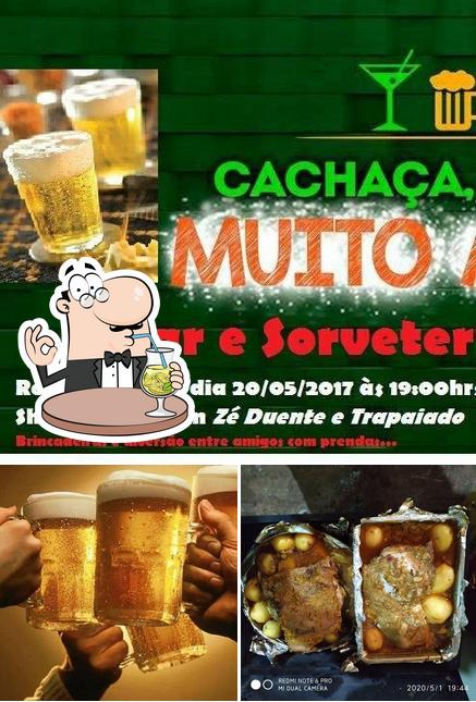 Esta é a imagem apresentando bebida e comida no Bar e Sorveteria Mônica Pitangueiras SP