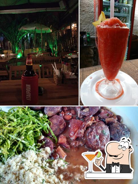 Entre diversos coisas, bebida e comida podem ser encontrados no Quintal