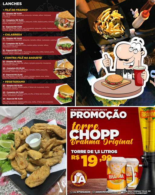 Peça um hambúrguer no J.A Lanches e Porções