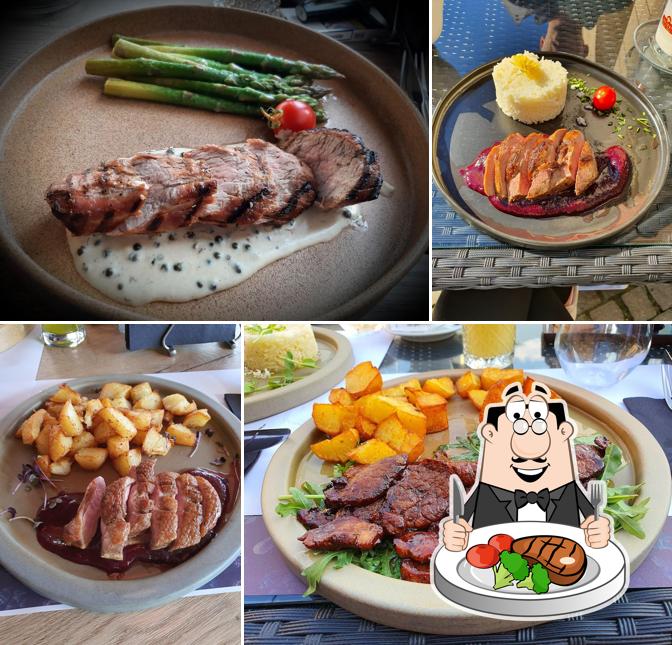 Elige un plato con carne en Tango Restaurant