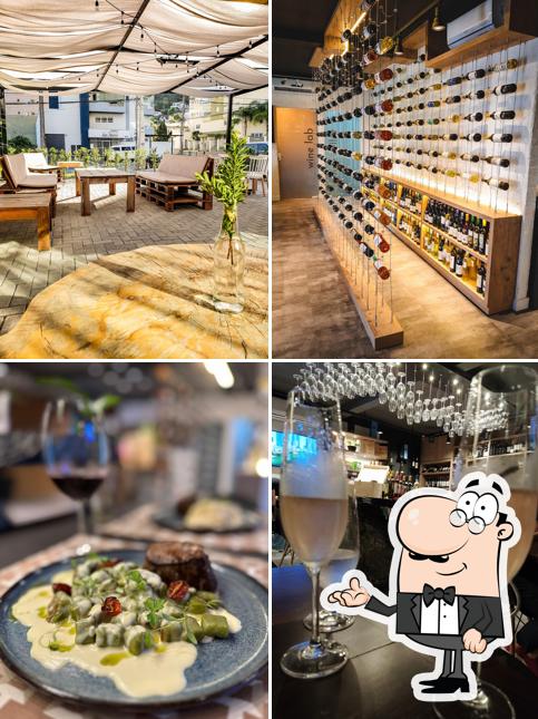Sente em uma das mesas no La Vinoteca Emporium & Bistrô