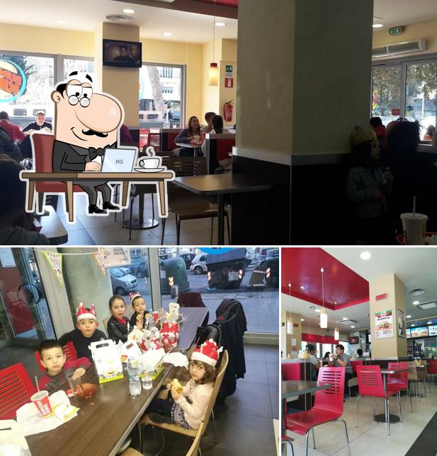 Gli interni di Burger King Ostia