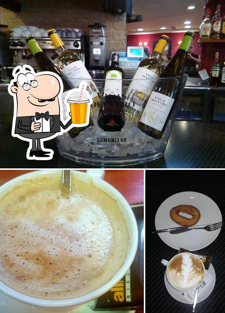 Насладитесь напитками в атмосфере "Bar Pirineo"