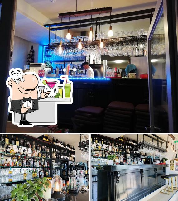 Voici la photo représentant la comptoir de bar et boisson sur Saltwaters Restaurant