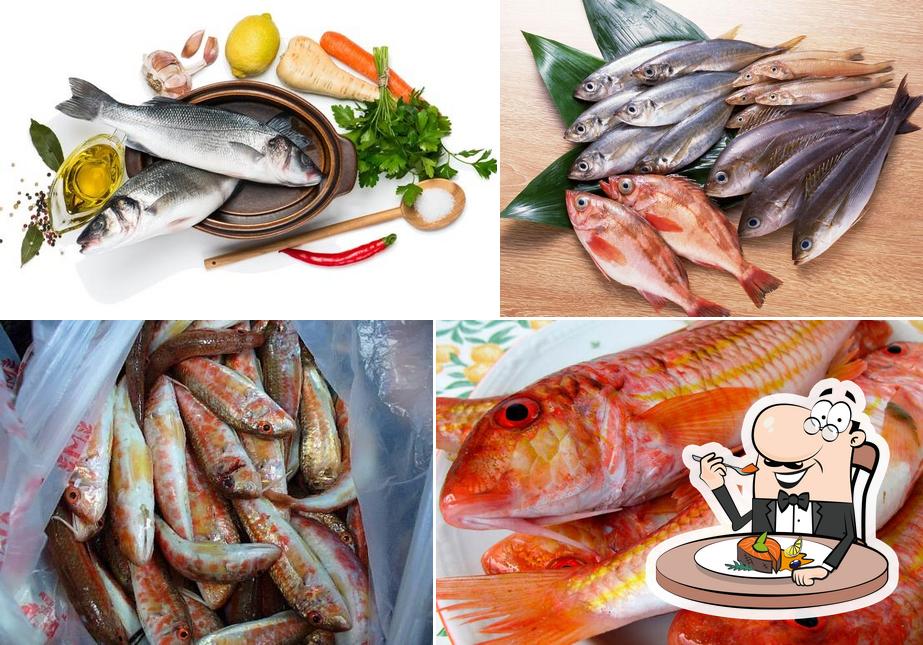 Свежая рыба и морепродукты sert une sélection de plats à base de poissons