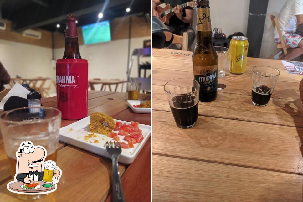 Desfute uma tulipa de cerveja leve ou escura