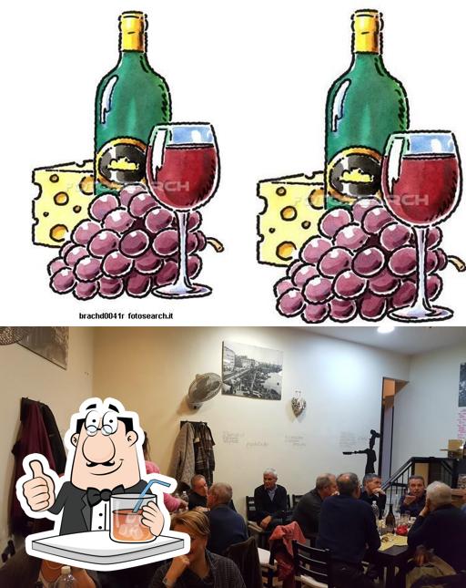 Dai un’occhiata alla foto che presenta la bevanda e interni di Trattoria Marradi