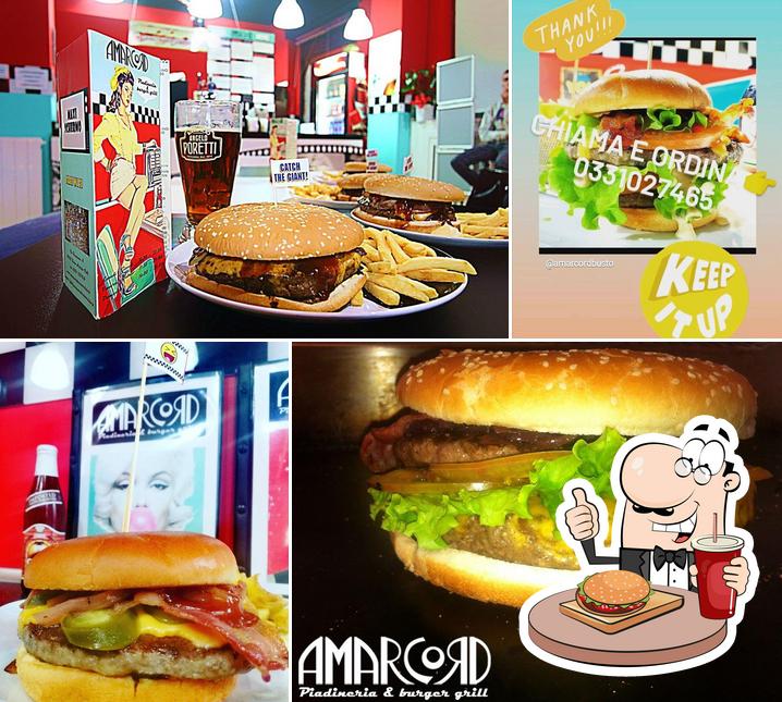 Prenditi un hamburger a AMARCORD Pinseria & burger grill