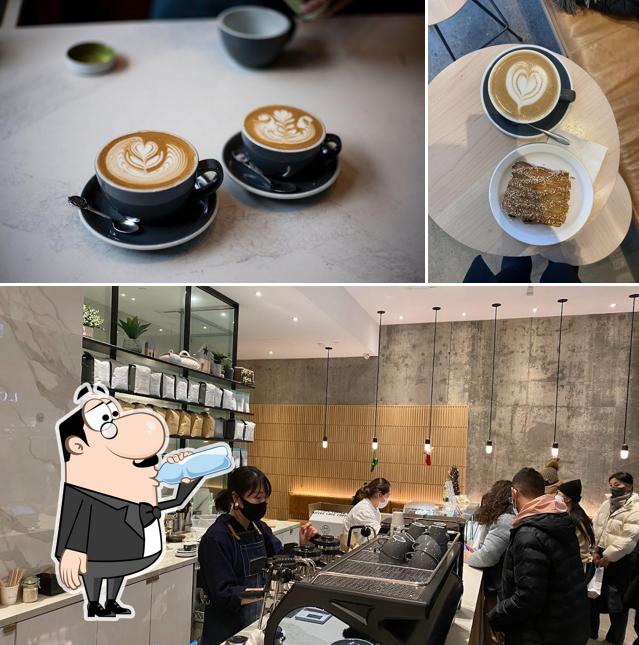 NEO COFFEE BAR BAY X COLLEGE se distingue par sa boire et intérieur