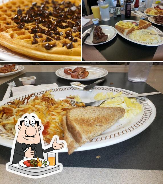 Посмотрите на это фото, где видны еда и столики в Waffle House