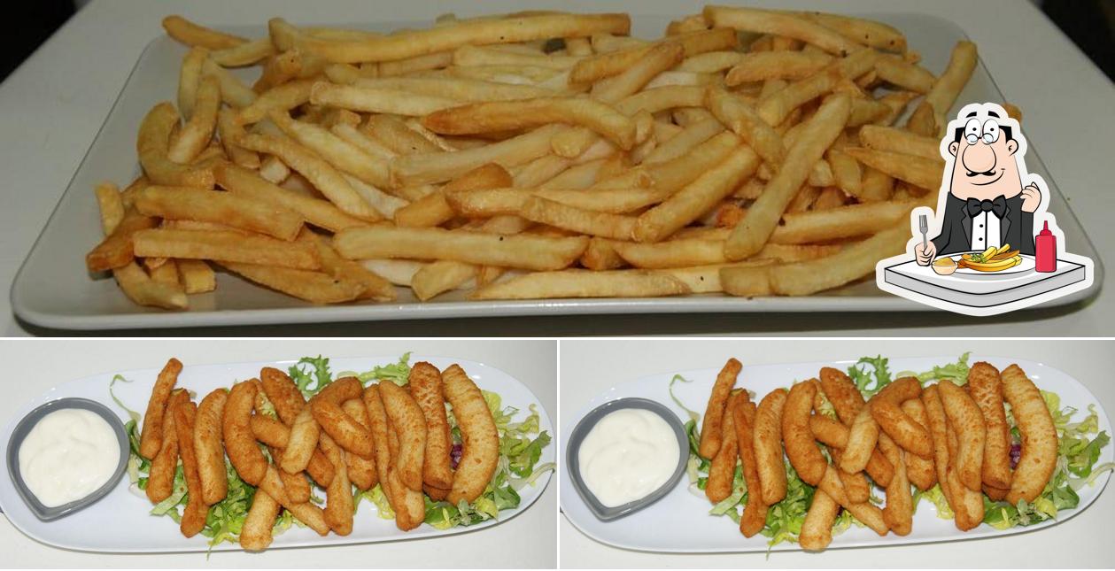 Try out French fries at El Rincón De Ákaba