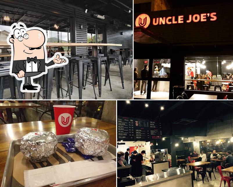 Sente em uma das mesas no Uncle Joe's