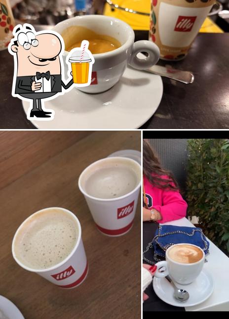 Goditi qualcosa da bere a illy Shop