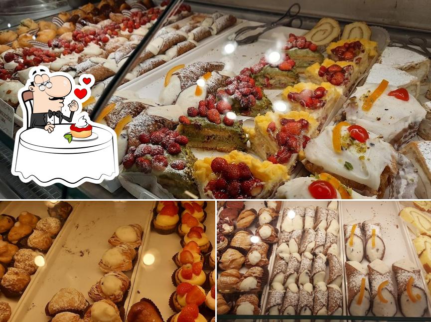 Pasticceria Costa serve un'ampia varietà di dolci