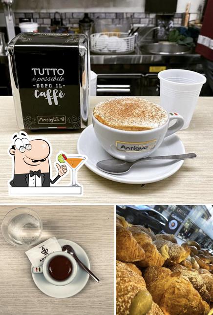 Dai un’occhiata alla foto che raffigura la bevanda e cibo di Pausa Caffè