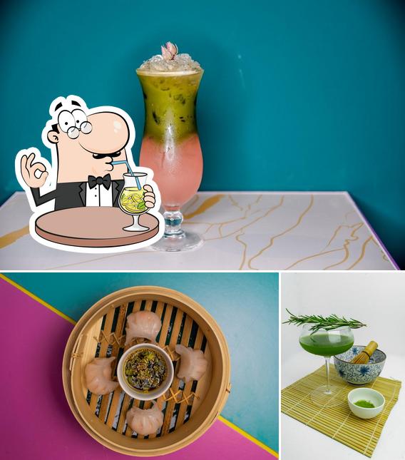 Tra le diverse cose da MOMI Hagakure Poke & Matcha Bar si possono trovare la bevanda e interni