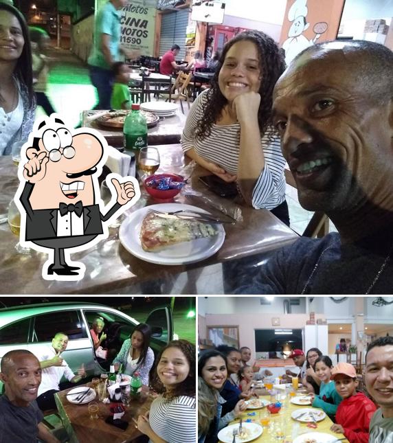 Sente em uma das mesas no Pizzaria Cristina