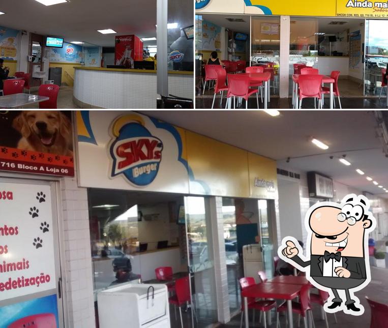 Sente em uma das mesas no Sky's Burger 716 Norte