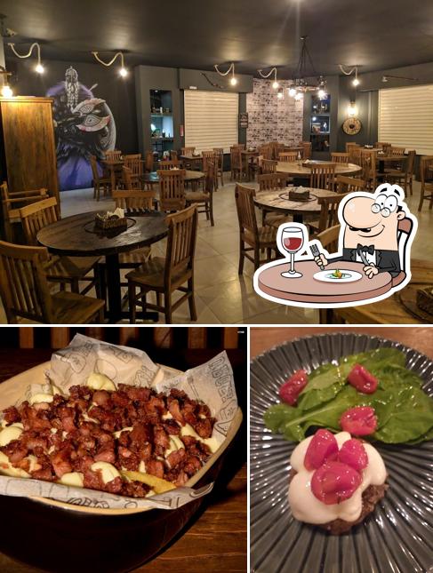 Confira a imagem apresentando comida e interior no Barbarus Burger - Hamburgueria Medieval