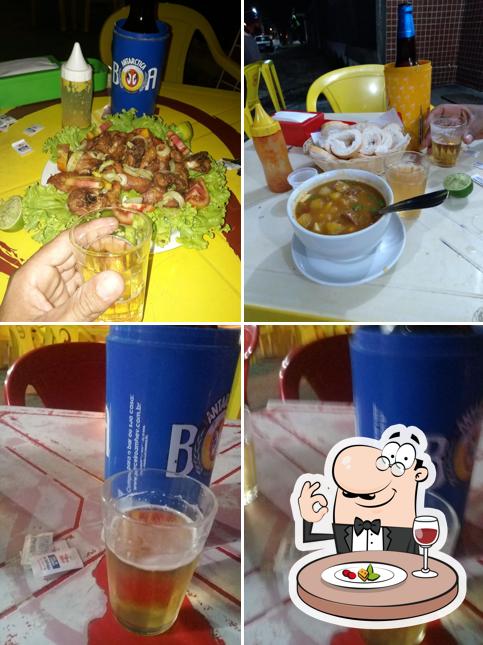 A foto da comida e bebida no Drinks Bar