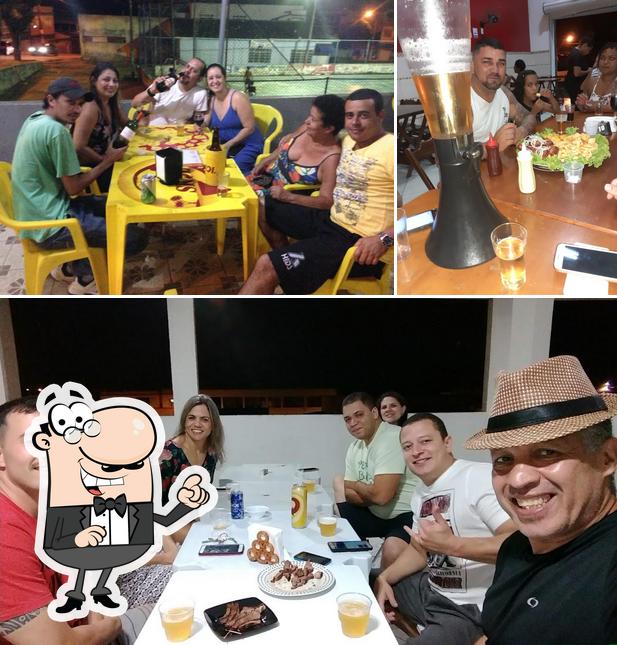 Entre diferentes coisas, interior e balcão de bar podem ser encontrados no Rico Petisco