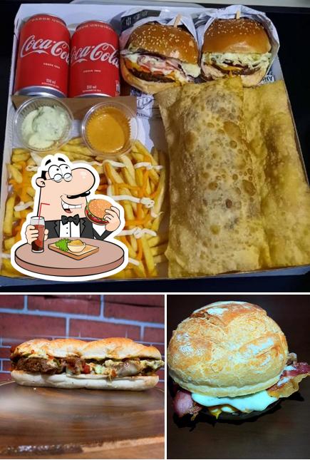 Consiga um hambúrguer no Hamburgueria e Pastelataria Família Burger