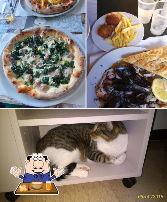 La immagine di cibo e interni da Pizzeria d'asporto "Da Gennaro" di Civale Francesco