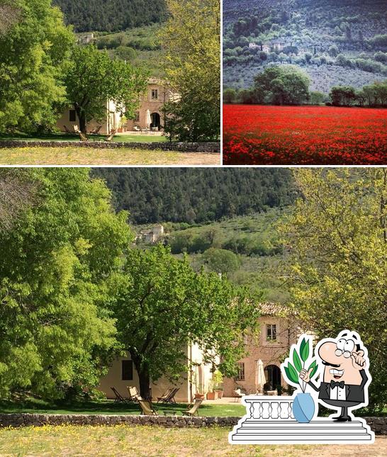 Goditi la vista dall'area esterna di Villa della Genga Country Houses